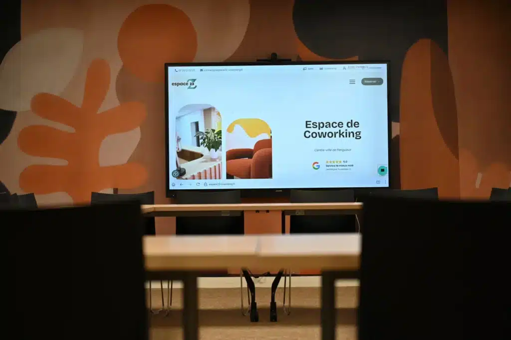 Salle de conférence - Espace 23 Coworking - face-compressed Salle de conférence - Espace 23